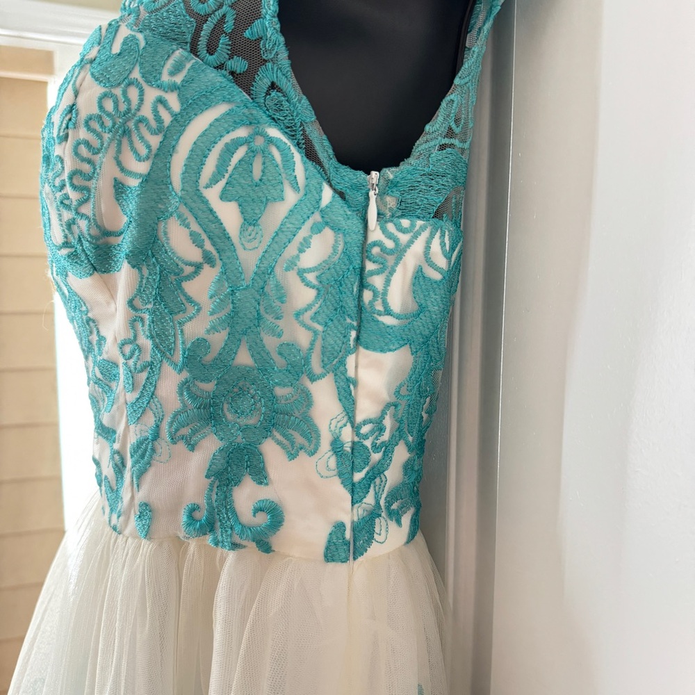 Chi Chi London Embroidered Kelsey RARE Teal and Cream UK size 10/ US size 6 - Picture 3 of 5